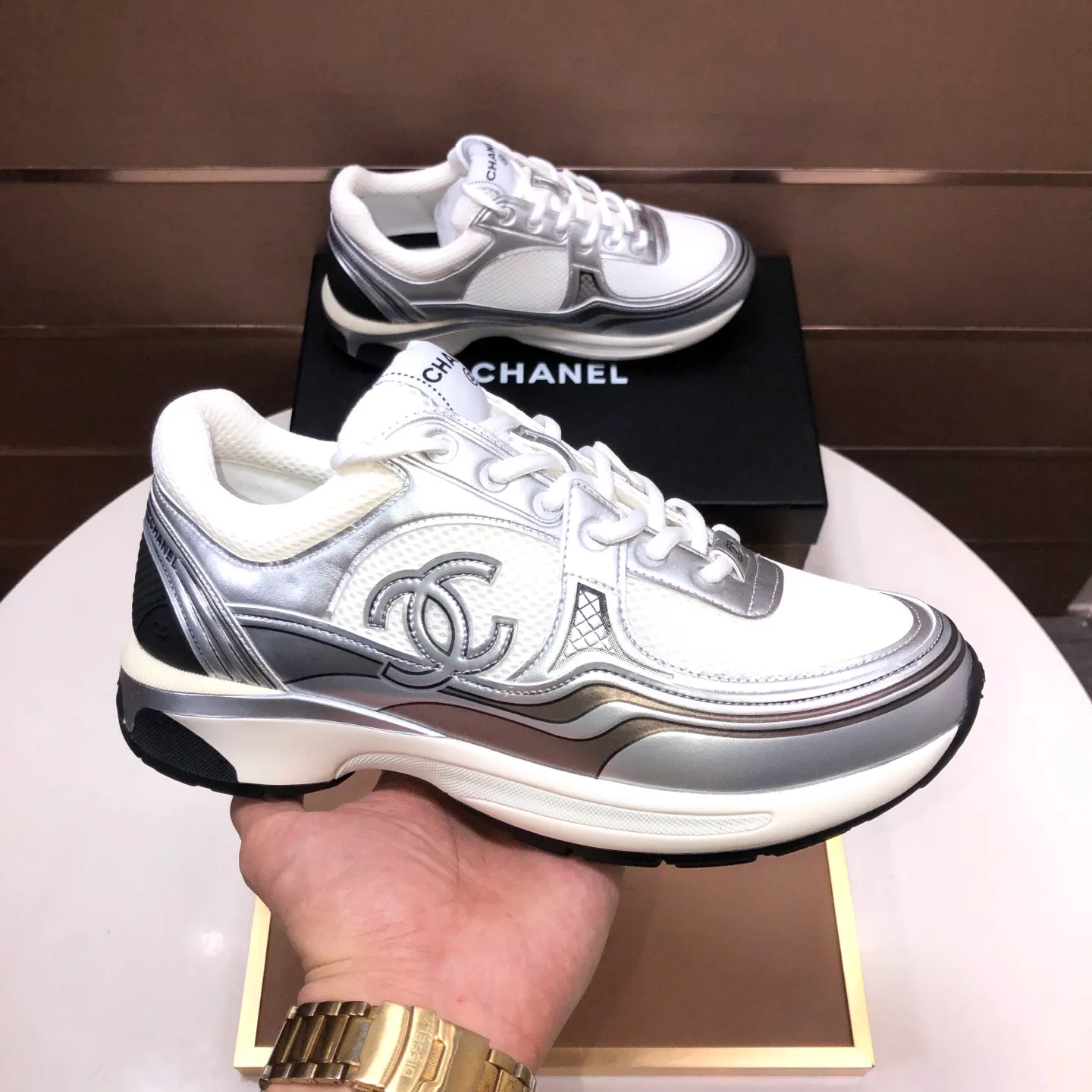Men's shoes💰600💰【CHANEL】(Chanel couple's model)👩‍❤️‍💋‍👨The latest all-season shoes🔥🔥The ultimate derivative model. Not only are you more fashionable on your feet, but wearing flat shoes can also lengthen your overall body shape ~ "Features" The simple upper is paired with conspicuous small fragrant cloth strips, which is fashionable and high-end. 💕💕Selected Chanel fabric for the upper, comfortable and soft fabric lining available in 5 colors 🐎Size: (women's 35-39, customized 40. Men's 38-44, customized 45)
